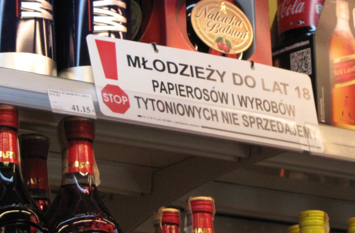 Mandaty za dymka pod szkołą  