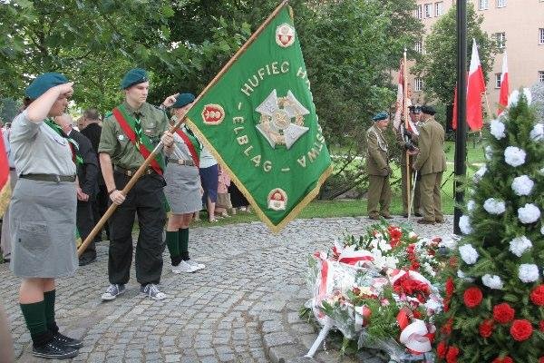Patriotyczne uroczystości na cmentarzu i przy pomniku