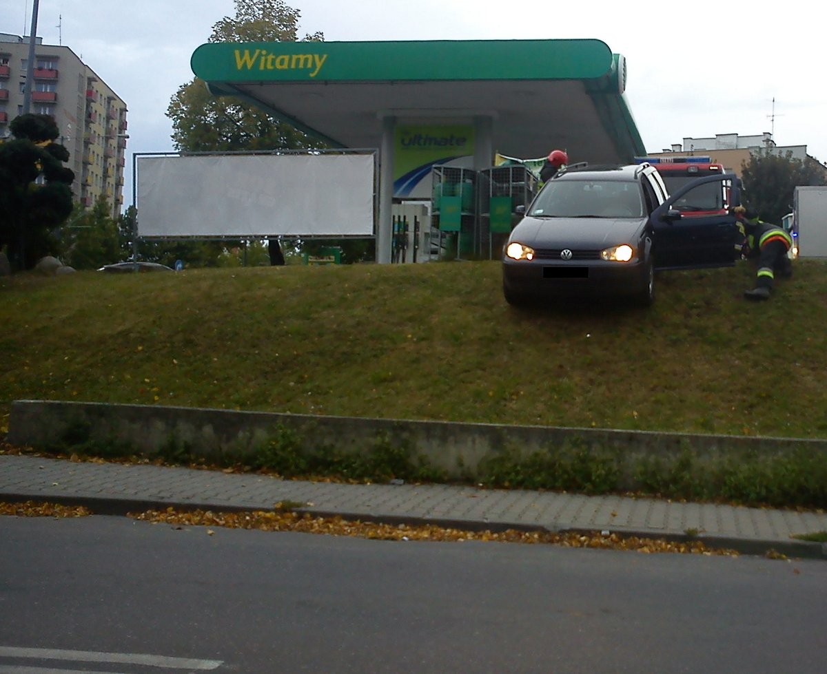 Pojechała za daleko na parkingu. Auto zawisło na skarpie