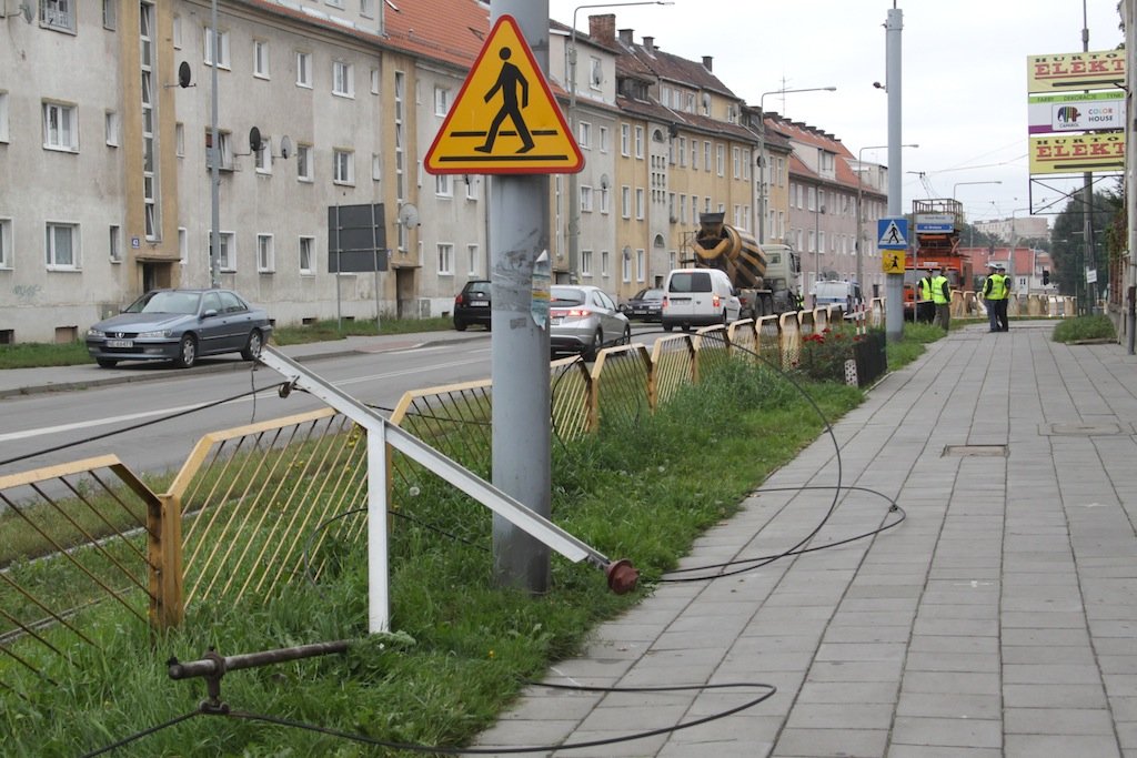 Kierowca wywrotki zerwał trakcję tramwajową. Tramwaje stanęły