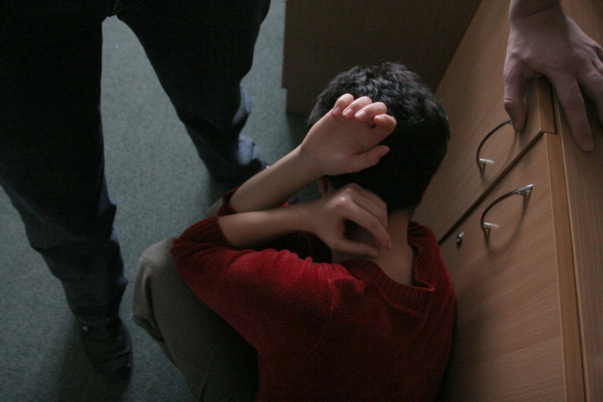 Bił, wyzywał, a także dusił. Atakował nawet 2-letniego synka