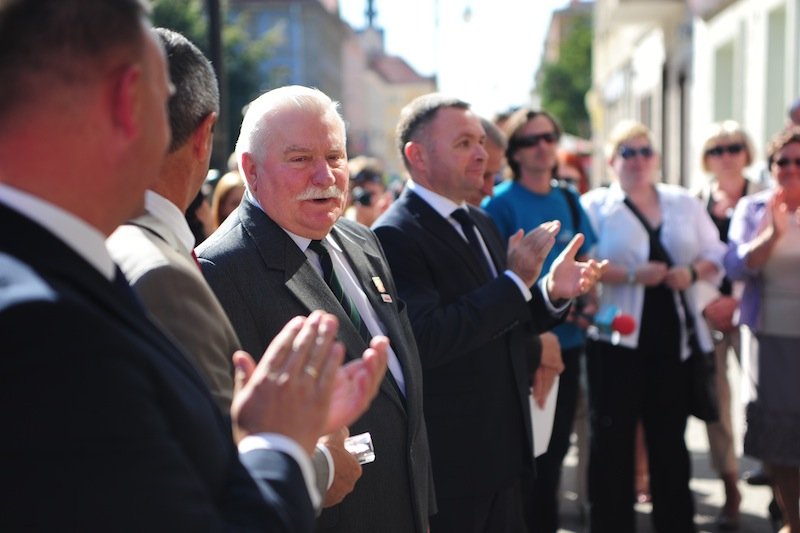Lech Wałęsa odsłonił tablicę pierwszej siedziby Solidarności 