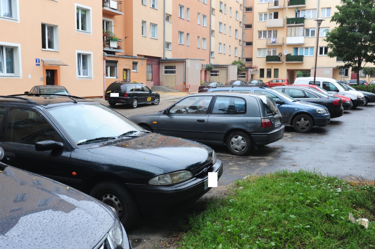 Dziki parking na podwórku przy ul. Mącznej i Giermków