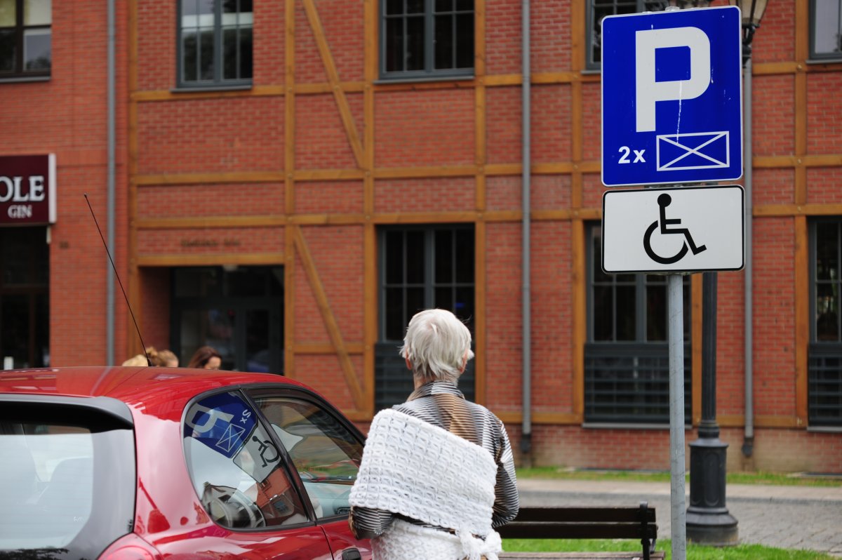Niepełnosprawnym trudniej zaparkować. Przez przepisy