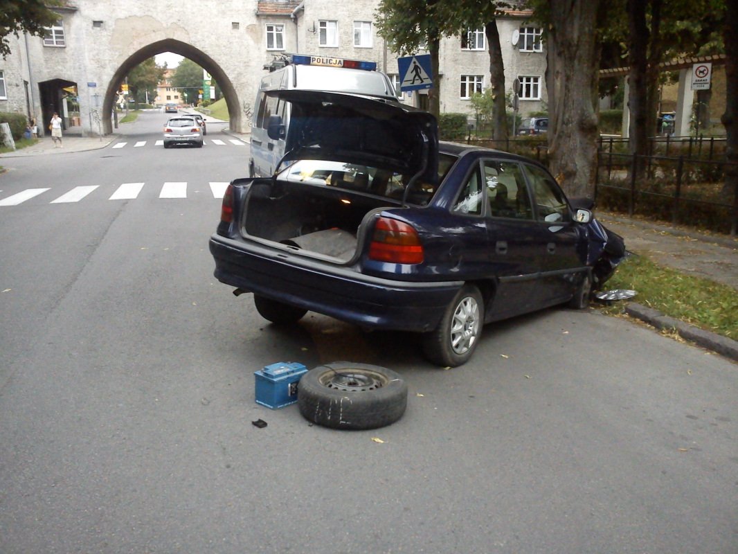 Z 3 promilami i bez prawka. Kobieta uderzyła w drzewo na Pionierskiej
