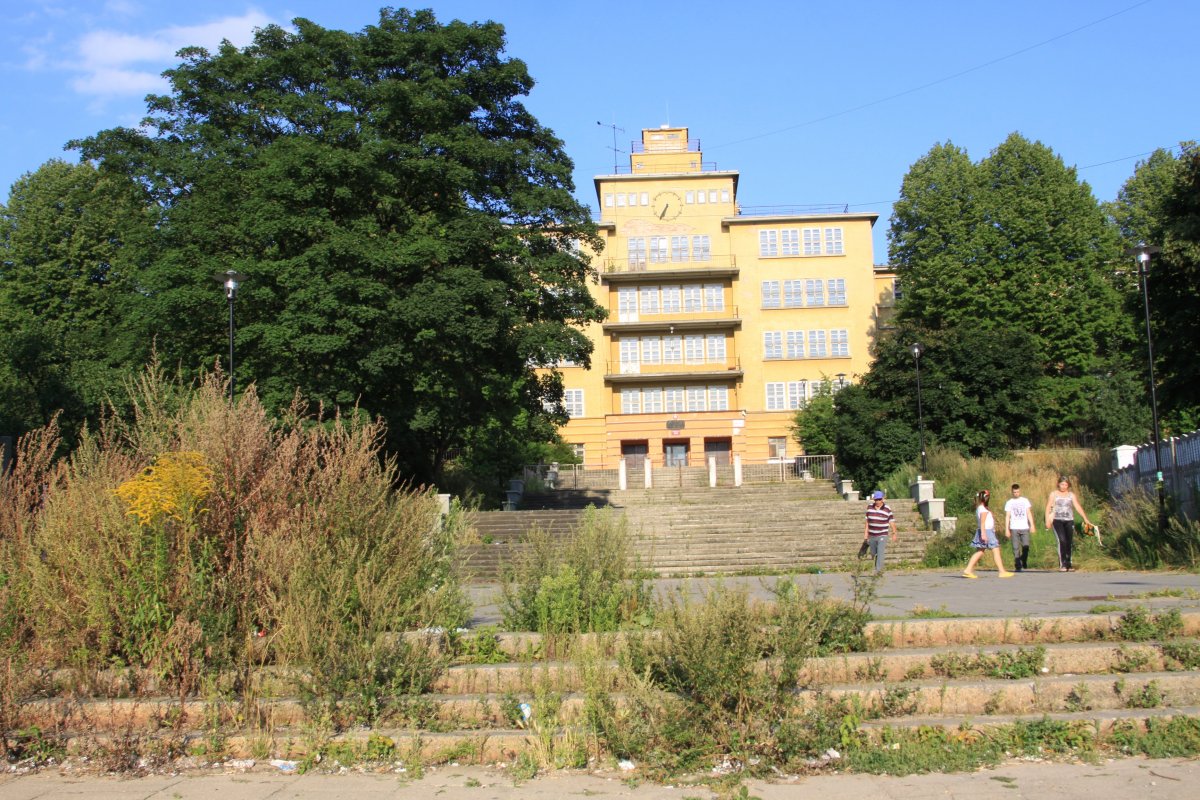 Gimnazjum nr 5 od roku stoi puste. Co będzie dalej ze szkołą?