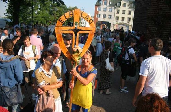 Pielgrzymi w trasie na Jasną Górę. Jest ciężko ale radośnie
