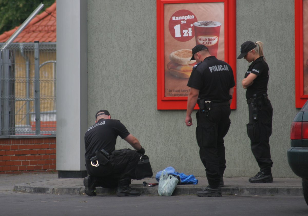 Myśleli, że to bomba, a w pozostawionej torbie były... Film