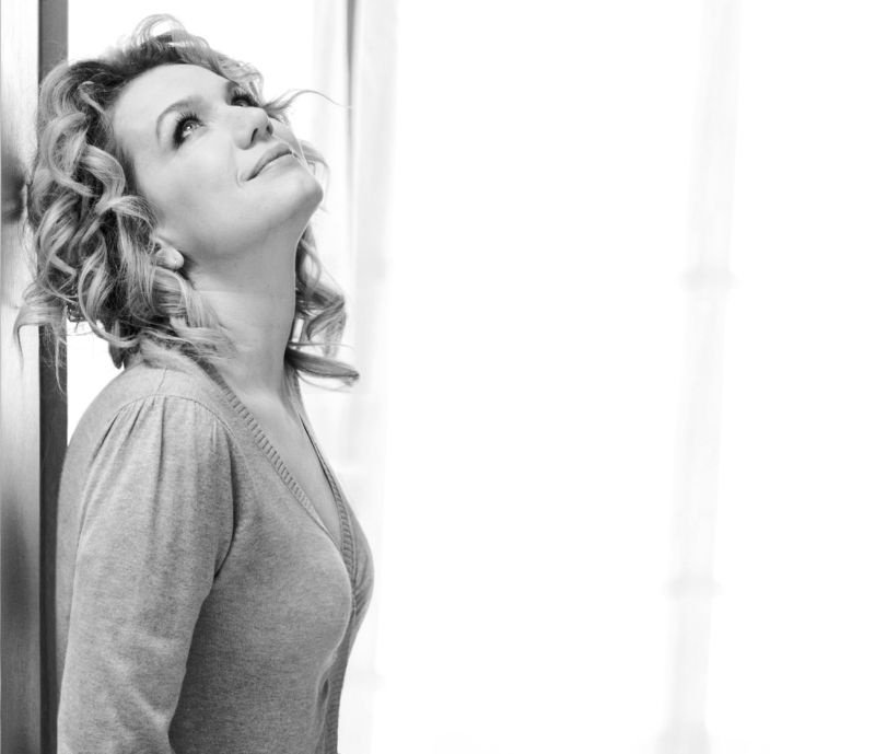 „Żarcik a propos” - recital Joanny Trzepiecińskiej w Bibliotece Elbląskiej
