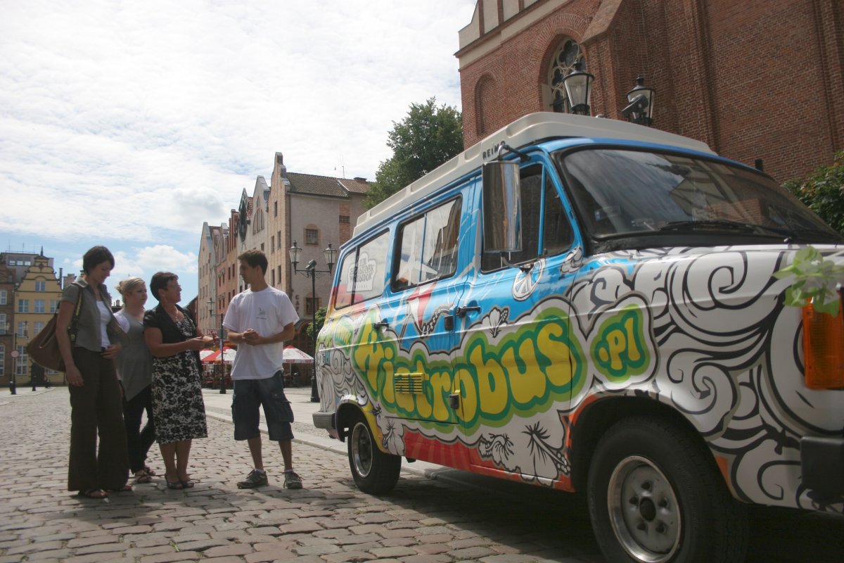 Kolorowy Wiatrobus na elbląskiej starówce