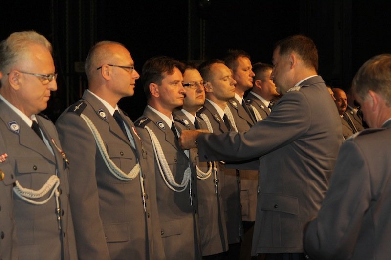 Policjanci świętują  i życzą sobie spokojnej służby. Zdjęcia, film