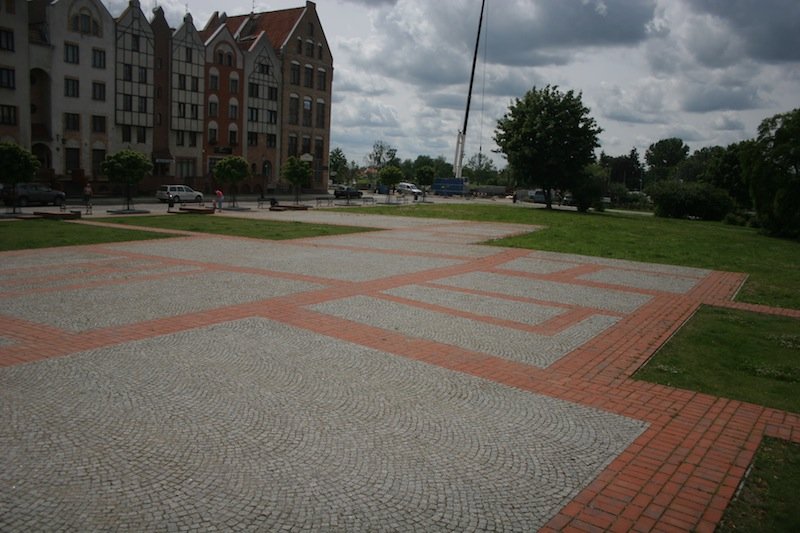 Ogródek archeologiczny? Na razie plac zarasta trawą
