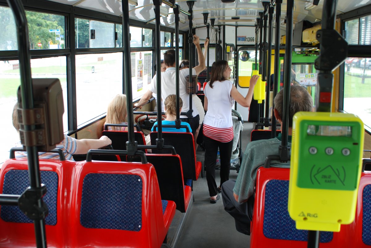 Po co klimatyzacja lub nawiew? Wystarczy na przystankach drzwi otworzyć 
