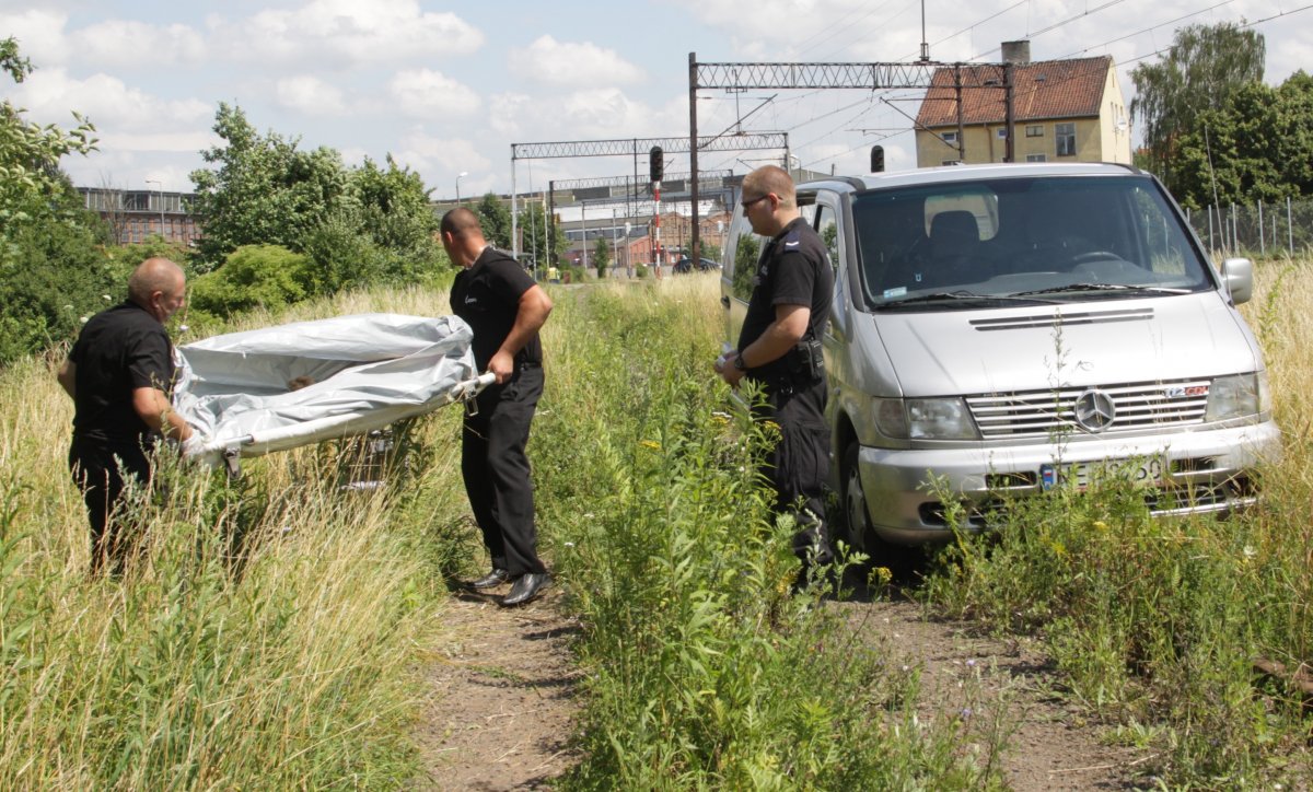 Zwłoki mężczyzny znaleziono przy torach na Malborskiej