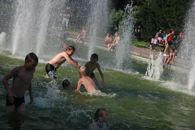 Jak znieść tak upalne lato? Fontanna prawie jak aquapark