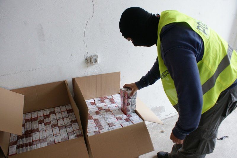 Terenową toyotą przewoził 6 tysięcy paczek papierosów
