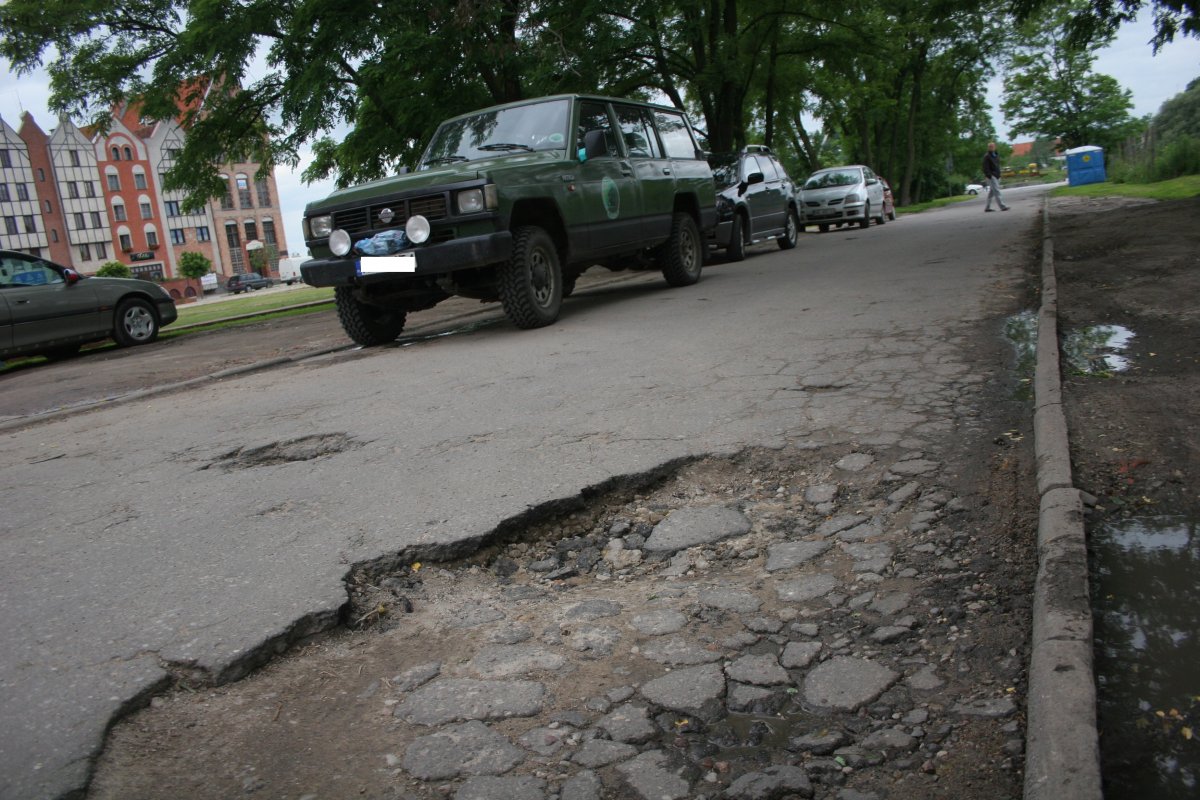 Olbrzmia dziura na Rybackiej - alarmują kierowcy