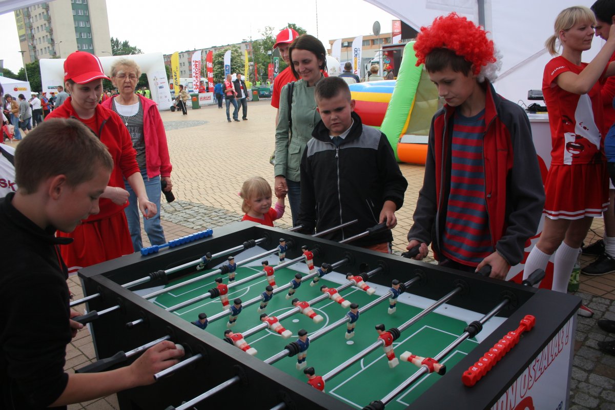 Futbol w miniaturce na placu Jagiellończyka. Zagraj w piłkarzyki