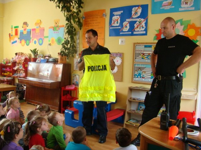 Aby wakacje były bezpieczne. Spotkania policjantów z dziećmi