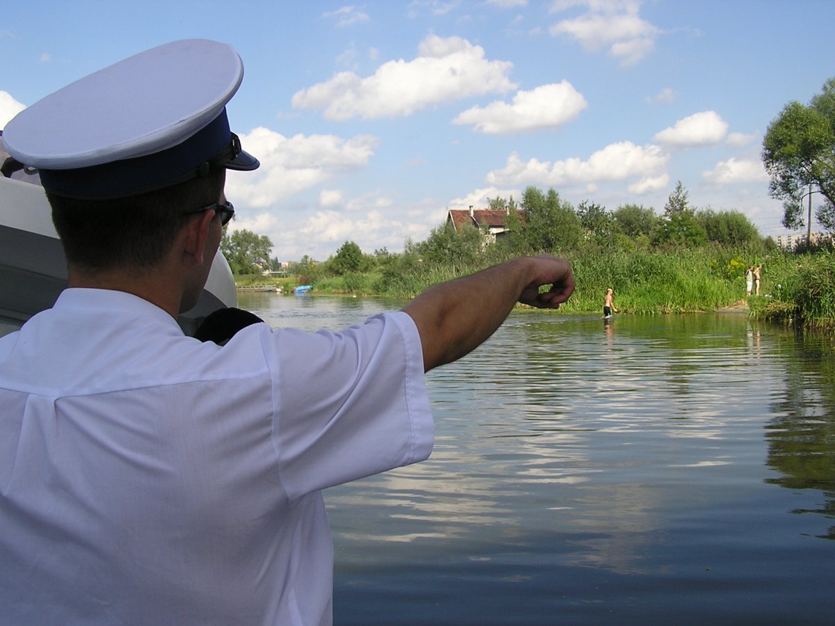 Kajakarze dmuchają w balonik   . 2 tys. za pływanie po pijanemu