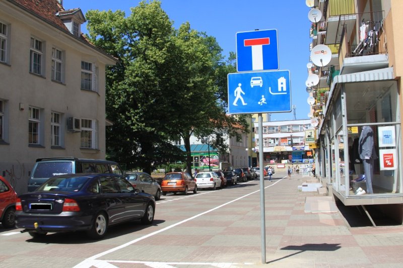 Na Czerwonego Krzyża był deptak, a teraz jest ulica i parking