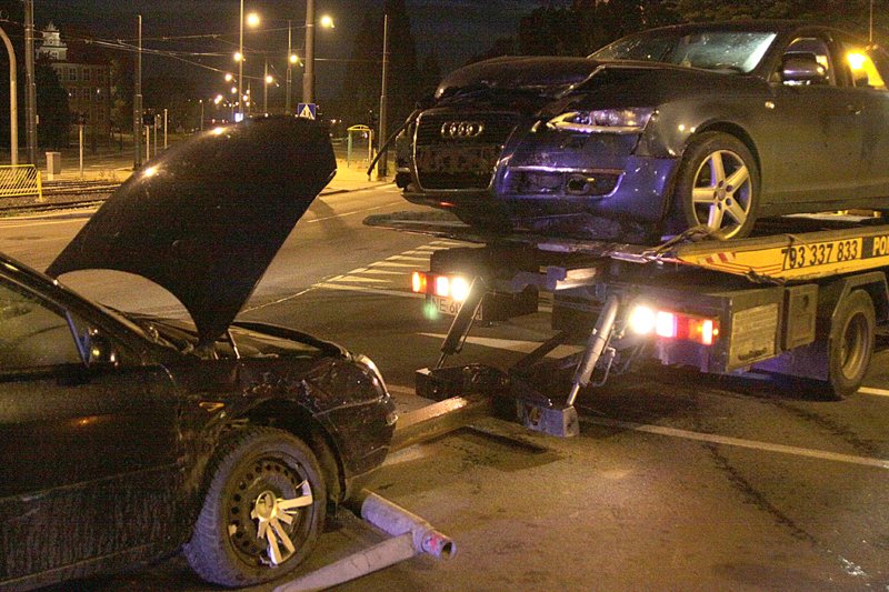 Kierowca i pasażerowie audi uciekli. Stłuczka na skrzyżowaniu