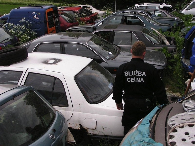 Celnicy na przydomowej posesji znaleźli 160 samochodów