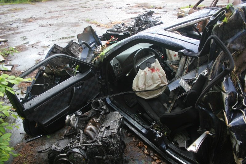 Mercedes uderzył w drzewo. Zginęło dwóch 19-latków