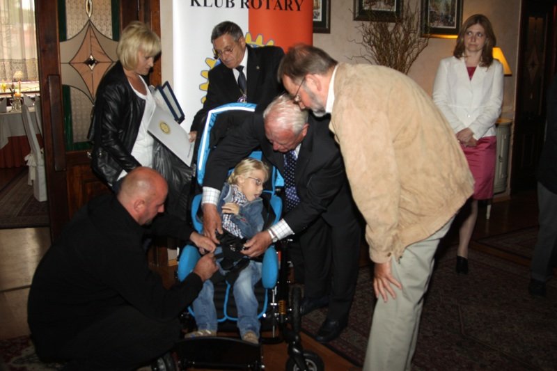Dar od Rotary. Jakub ma nowy wózek, którym bedzie mógł zwiedzać Elbląg