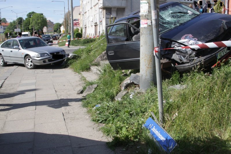 Staranował hondę na skrzyżowaniu. Sprawca uciekł