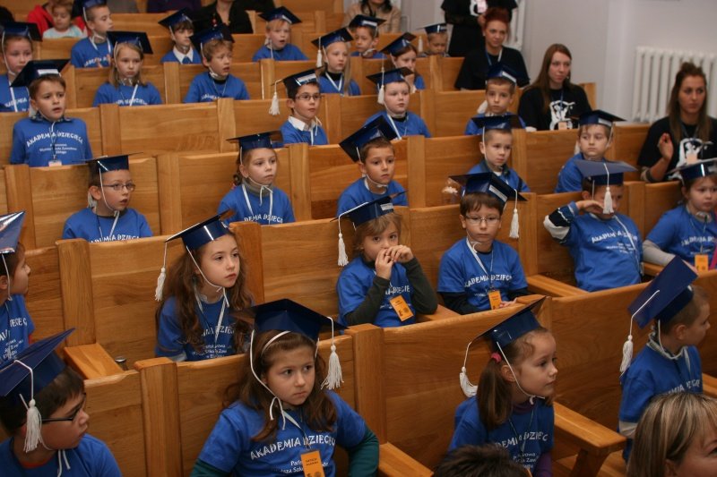 Mali studenci kończą naukę w Akademii Dziecięcej
