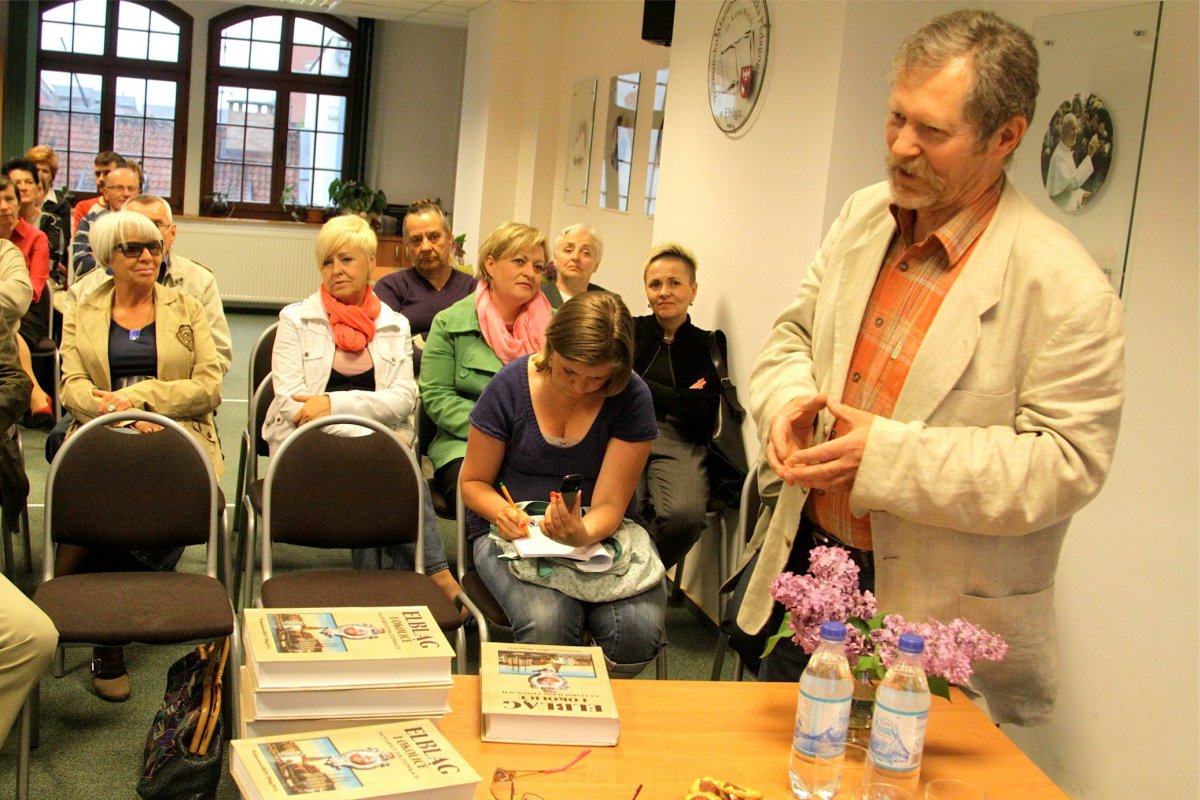 Elbląg i okolice na starych pocztówkach zebrane w albumie  