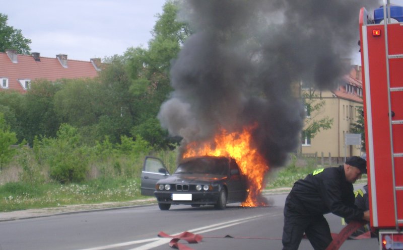 Samochód stanął w płomieniach na Rawskiej