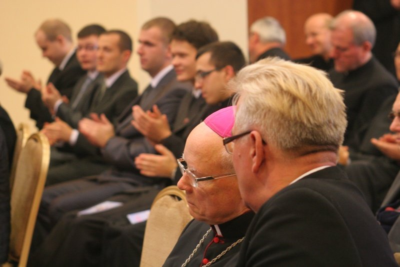 Współczesne formy ekonomicznej przemocy. Konferencja w elbląskim seminarium
