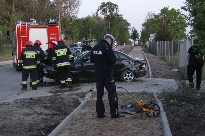 Auto wypadło z drogi i dachowało. Kierowca uciekł