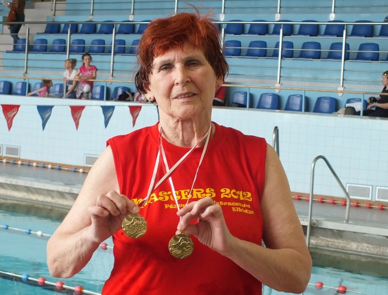 Mimo 74 lat trzy razy w tygodniu pływa półtorej kilometra