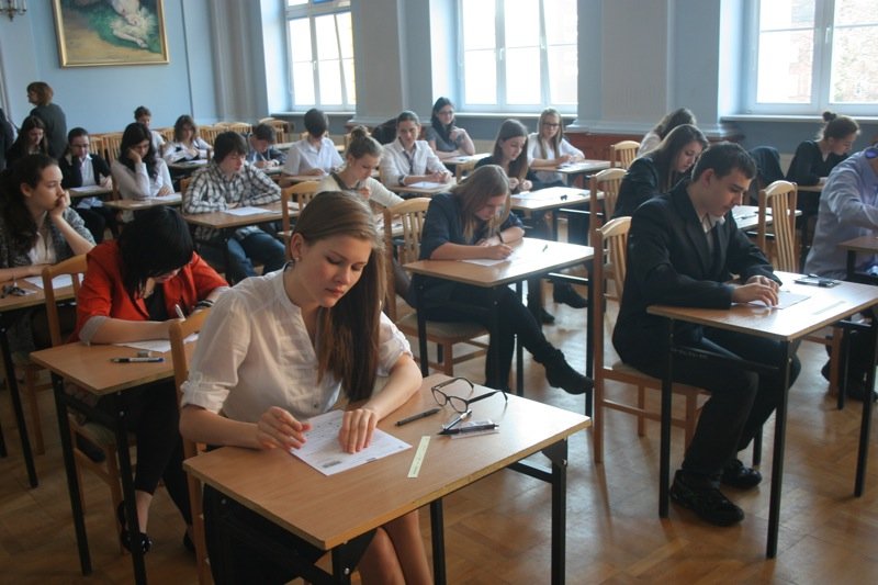 Gimnazjaliści po egzaminach. Mogą planować majówkę