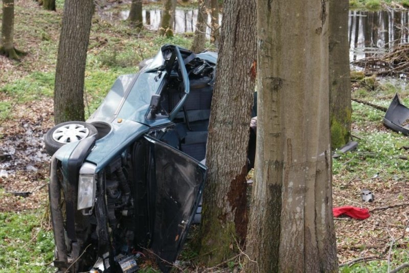 Wyprawa 19-latków. Fiat wypadł z drogi. Pasażer zmarł w szpitalu