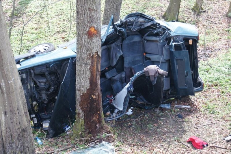 Wypadek na Jeleniej Dolinie. Trzy młode osoby w szpitalu