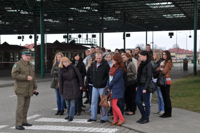 Elbląscy studenci z wizytą na przejściu granicznym w Grzechotkach