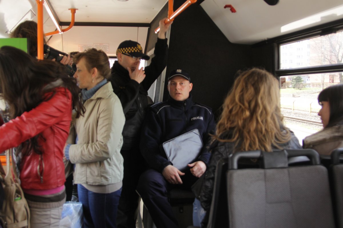 Policjanci jeżdżą autobusami. By było bezpieczniej