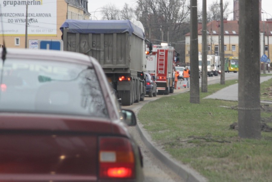 Wyciek oleju na trzech elbląskich ulicach. Policja ustala sprawcę