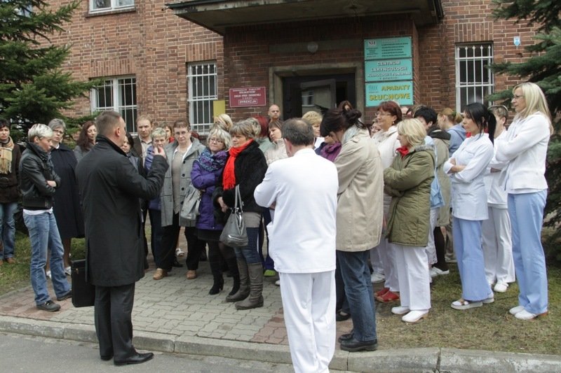 Zdaniem lekarzy władze miasta chcą skonfliktować pracowników