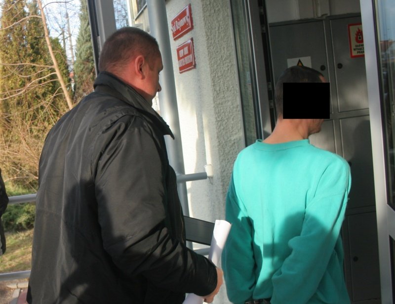 Dźgnął matkę nożem. Zamiast do więzienia trafił do szpitala