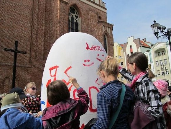 Elblążanie wspólnie pomalują wielkie jajo