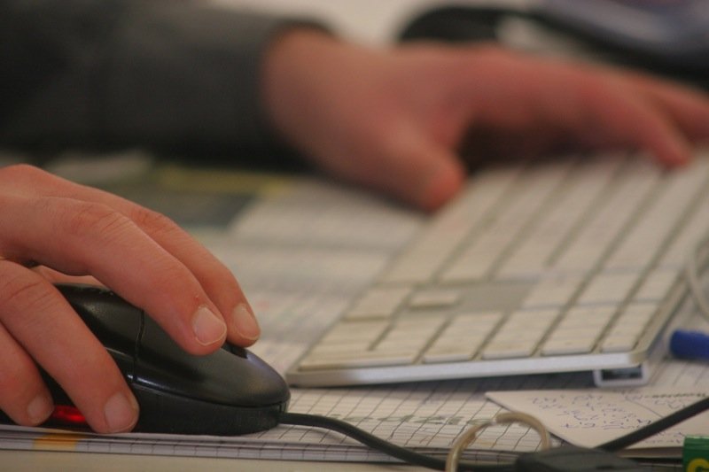 Zza więziennych krat oszukał 150 internautów z całej Polski