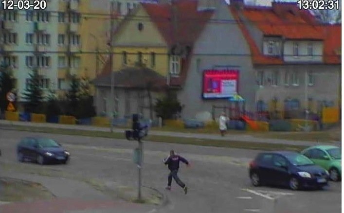 Poszukiwany listem gończym wpadł przechodząc na czerwonym