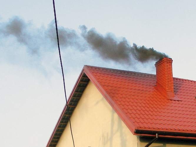 Czym palą elblążanie w piecach... 