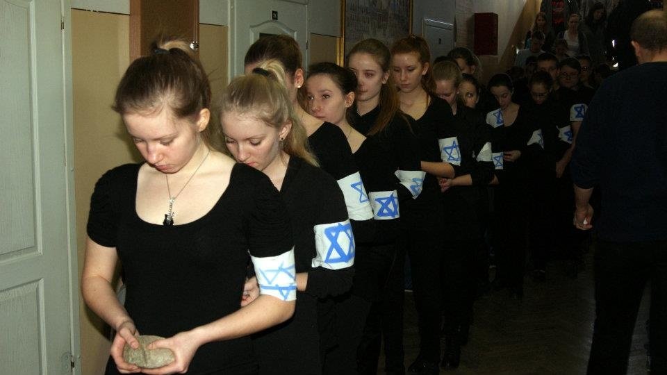 Napisali do nas: Ucziowie II LO symbolicznie o holokauście...