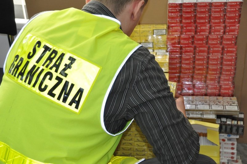 Przewoził ponad 17 tys. papierosów. Zatrzymali go w Kazimierzowie
